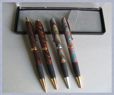 Stylos de bois teint et laminé faits à la main